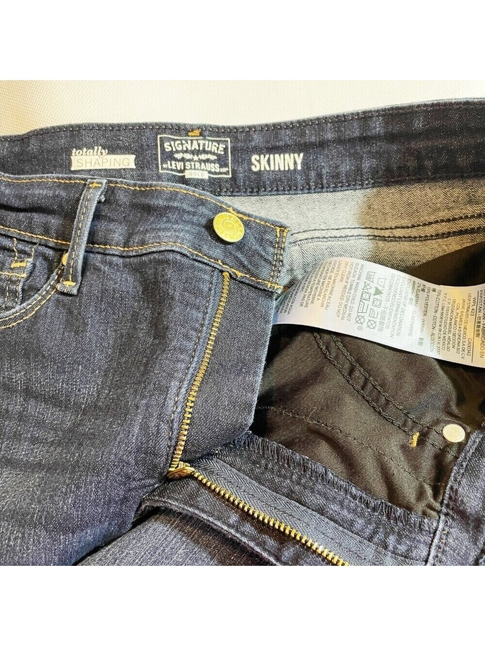 Signature by Levi Strauss Gold Label Totally Shaping Skinny Jeans Dark Wash - Picture 4 of 7